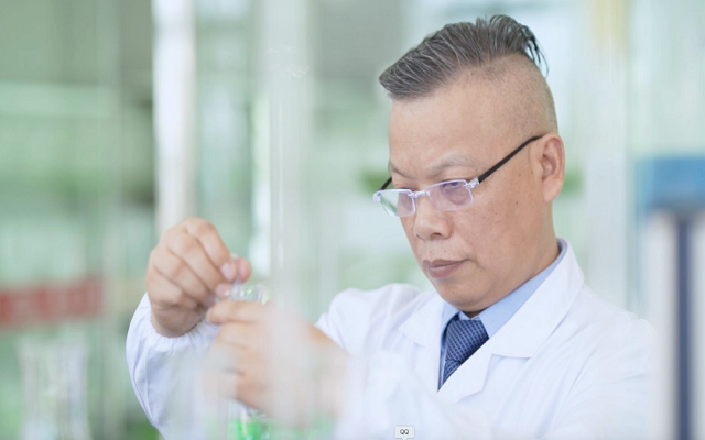 一抹中國紅，何以守護(hù)千萬家？揭秘蝦青素之父的傳奇故事